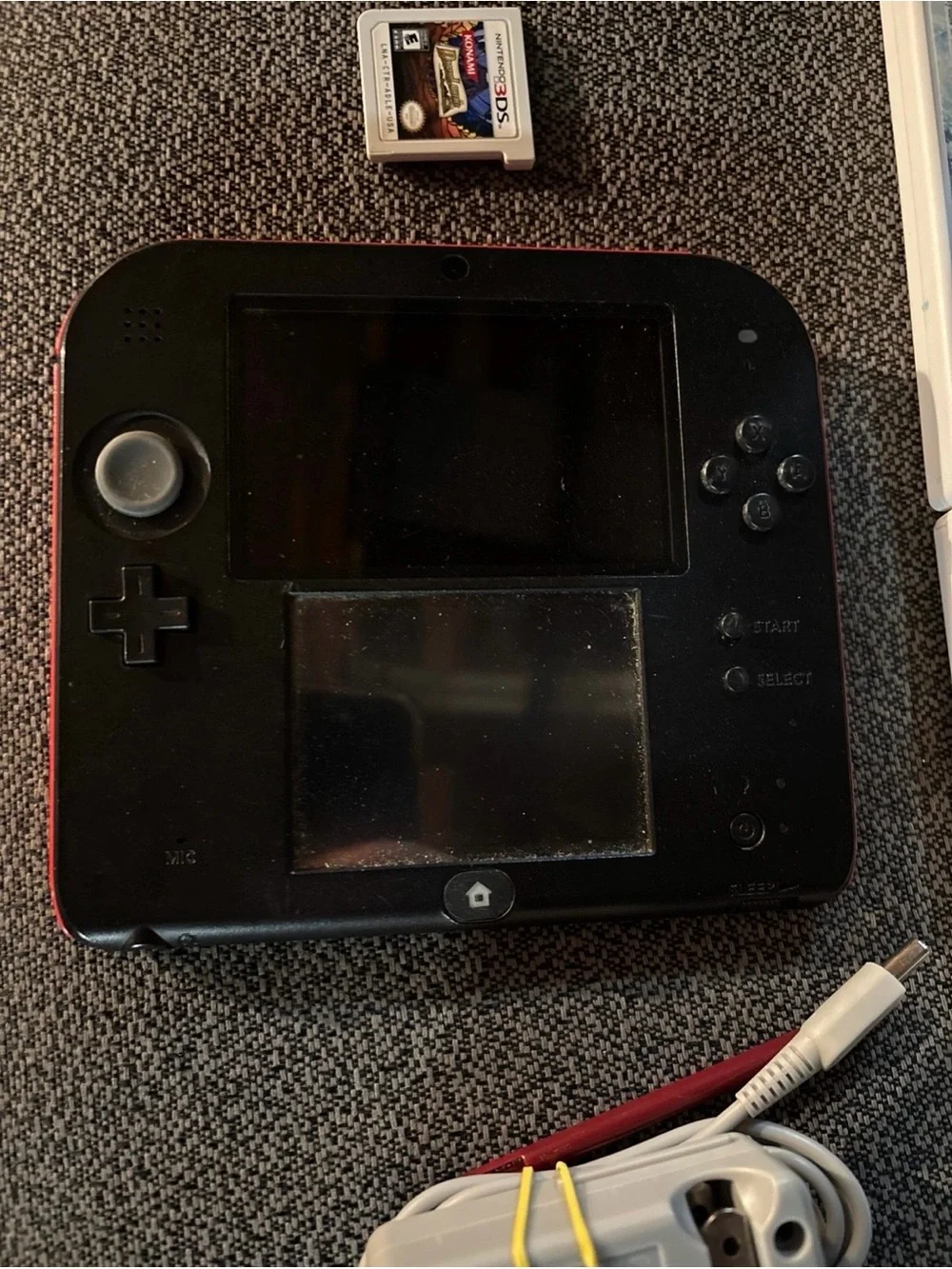 Nintendo 2DS Crimson Red edition. W/Games, Wipeout, Dr.Lautrec, charger, stylus
